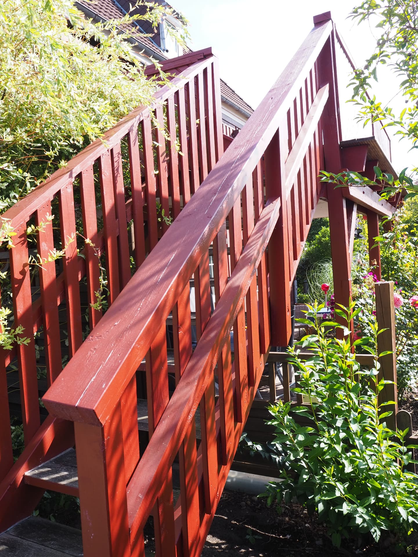 Restaurierte Holztreppe zur Terrasse